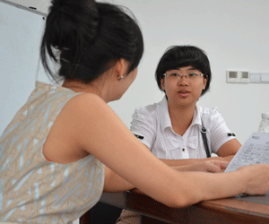 “孝女董云带母上学”续  姐姐求职被德伦口腔录用